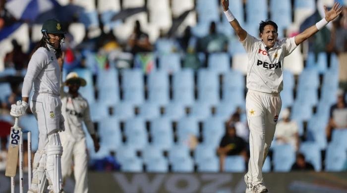 Pakistan pacers strike early as South Africa struggle in 148-run chase