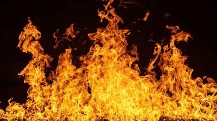 Fire breaks out at shopping centre in Clifton, Karachi