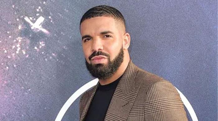 Drake beats fan at Rock-Paper-Scissors, then gives consolation prize