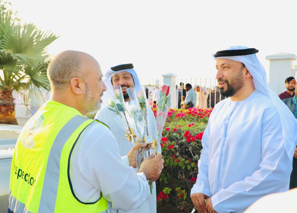 Al Hamriyah Municipality distributes roses and gifts