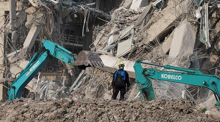 Myanmar quake death toll nears 700 as international aid starts to arrive
