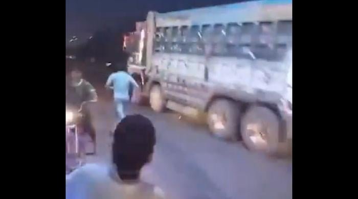 Seven dumpers set ablaze in Karachi after reckless driving incident