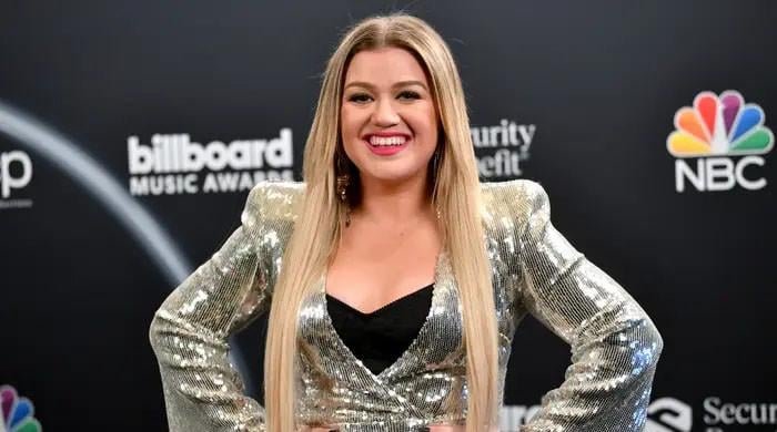 Kelly Clarkson struggles to navigate with ‘storm’ of stress post divorce