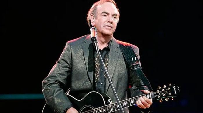 Neil Diamond surprises fans at Los Angeles performance of ‘A Beautiful Noise’