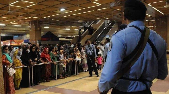 Govt imposes 5-year travel ban on Pakistanis deported from foreign countries