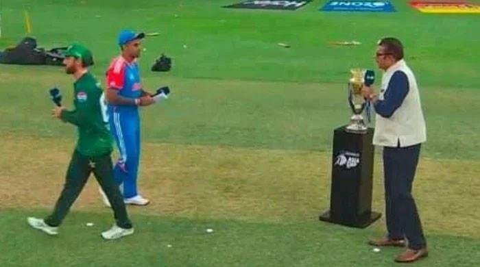 Pakistan, India skippers skip handshake during toss