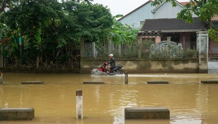 Thailand flood leave 13 dead