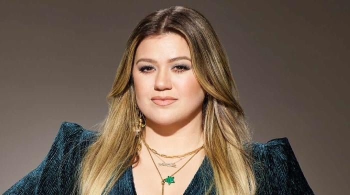 Kelly Clarkson recalls shutting down manager who suggested plastic surgery