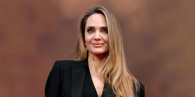 Angelina Jolie shows her mastectomy scars for the first time