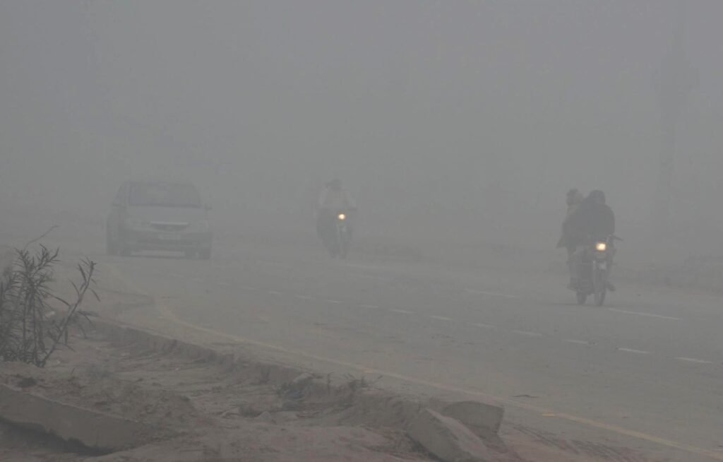 Fog hits Karachi: PMD issues weather update