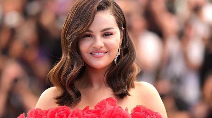 Selena Gomez ditches makeup following Golden Globes, Rare Beauty bash