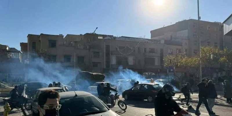 Australia tells citizens to leave Iran over violent protests