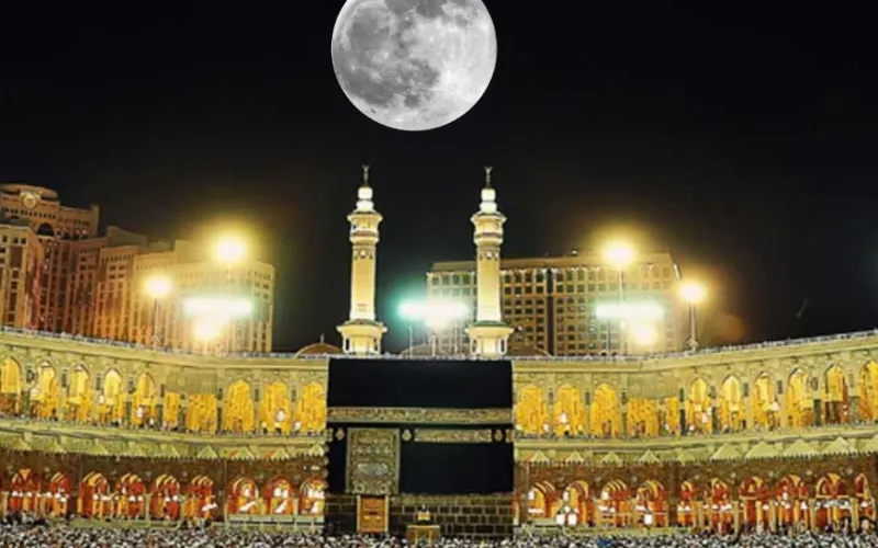 Ramadan moon glows right over the Kaaba
