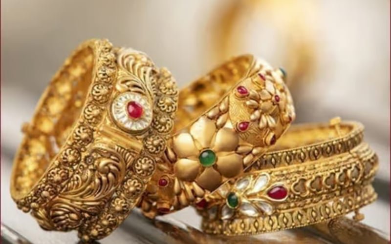 Gold prices surge in global and local markets