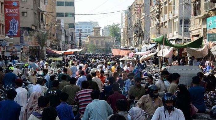 How many Pakistanis are registered at Nadra?