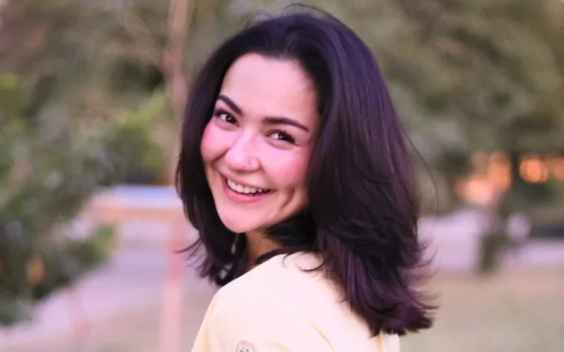 Actress Hania Aamir’s candid chat with female fan sparks viral buzz