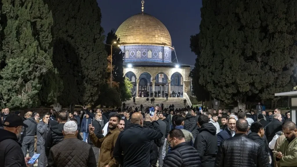 Al-Aqsa Mosque reopens to worshippers after 40 days