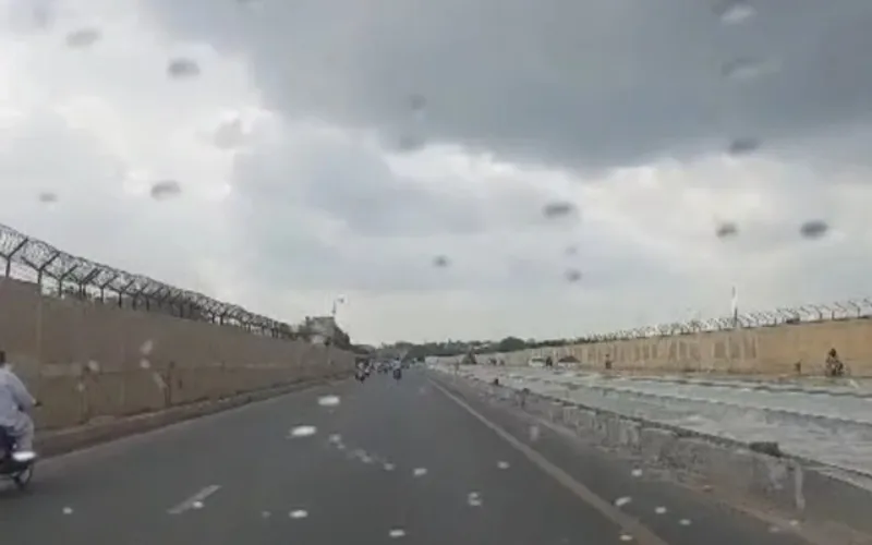 Light drizzle begins in Karachi