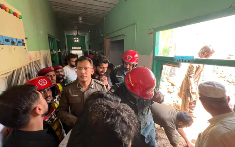 Roof collapse leaves 4 dead, 20 hurt