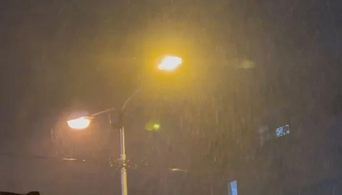 Light rain turns weather pleasant in Karachi