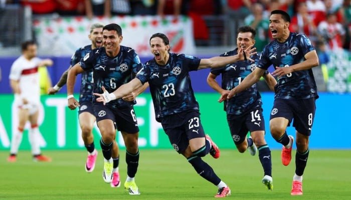 10-man Paraguay eke out win over 1-0 Turkiye, still alive in World Cup