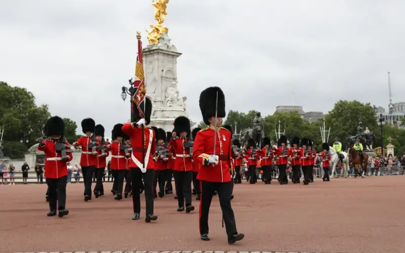 Buckingham Palace suspends Changing Guard as emergency warnings issued