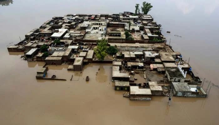 Flooding forces residents to flee homes by boat in Punjab