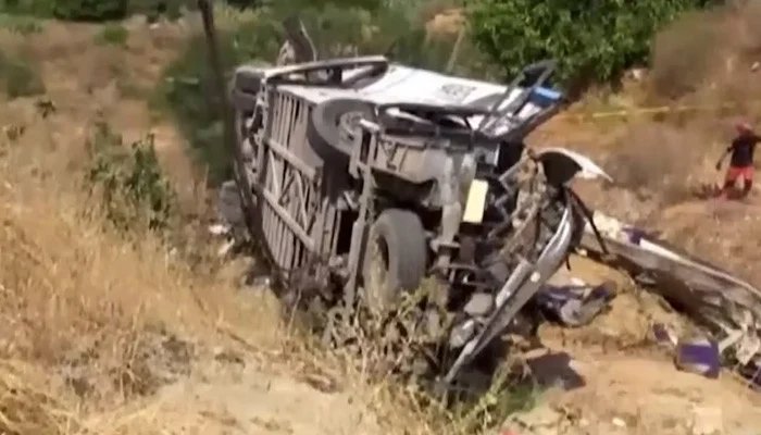 Algeria bus crash kills at least 25: rescuers