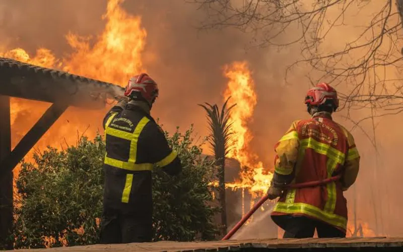 More than 300,000 flee wildfires in France and Spain