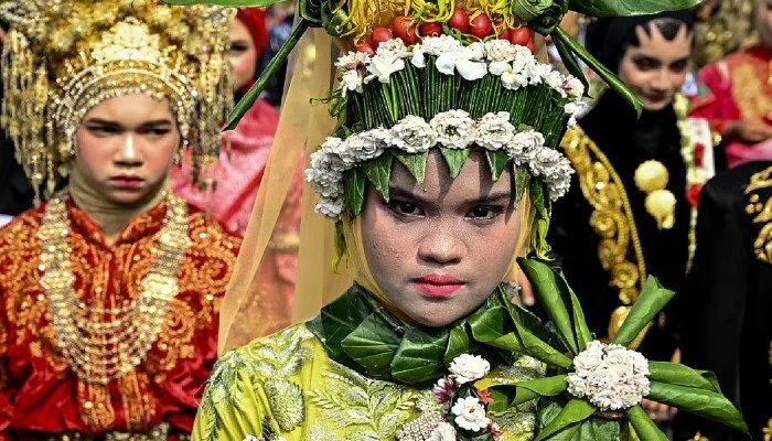 Indonesia clerics warn against men in dresses for independence festivities