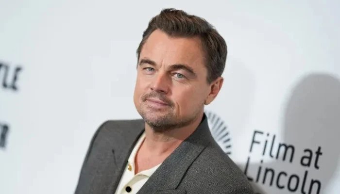 Leonardo DiCaprio covers face during latest sighting