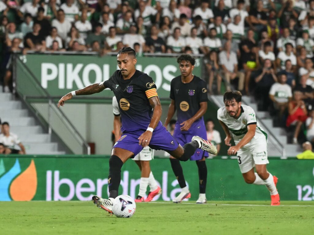 Raphinha and Lopez score braces as Barcelona trounce Elche 5-0 | Football News