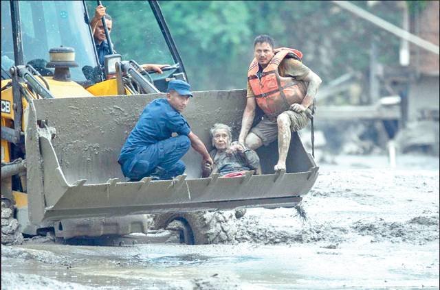 Catastrophic floods kill 390 in Nepal, Tibet, 393 foreign tourists still missing