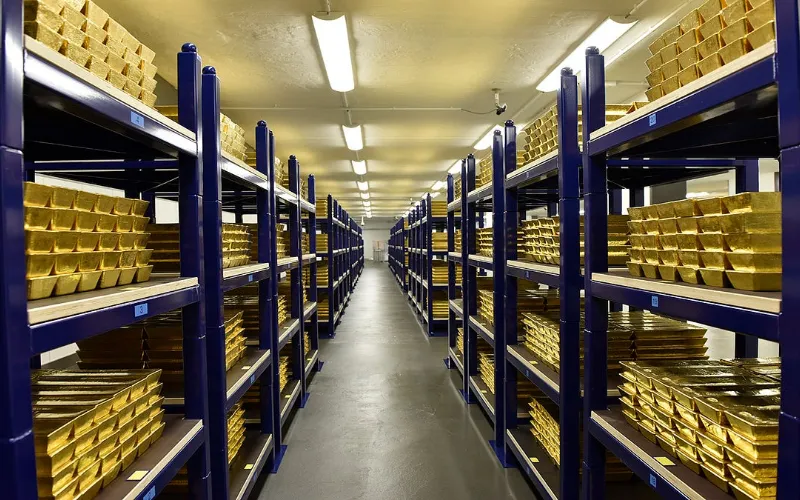 Dutch Bank transfers 86 tons of gold from US and Canada to UK