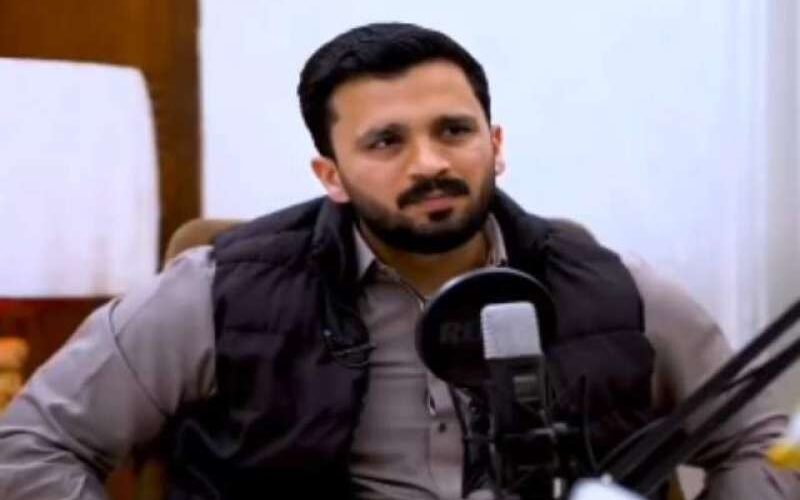 رجب بٹ نے بچوں کے جنسی استحصال کو مذاق بنا دیا … سوشل میڈیا پر صارفین آگ بگولہ،جب بٹ کے الفاظ پر برہمی کا اظہار