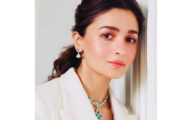 عالیہ بھٹ کے باہر نکلتے ہی مداحوں نے انہیں گھیر لیا … عالیہ بھٹ جلد سنجے لیلا بھنسالی کی فلم’’ لو اینڈ وار ‘‘میں اپنے شوہر رنبیر کپور اور وکی کوشل کے ساتھ نظر آئیں گی،فلم … مزید