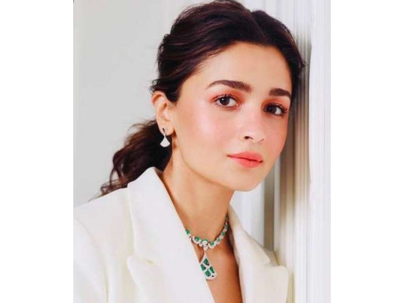 عالیہ بھٹ کے باہر نکلتے ہی مداحوں نے انہیں گھیر لیا … عالیہ بھٹ جلد سنجے لیلا بھنسالی کی فلم’’ لو اینڈ وار ‘‘میں اپنے شوہر رنبیر کپور اور وکی کوشل کے ساتھ نظر آئیں گی،فلم … مزید