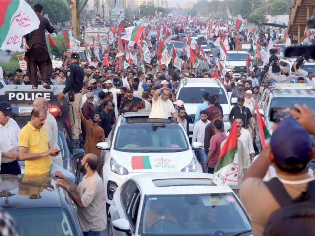 MQM-P takes administrative units fight to streets Updated 6 minutes ago
