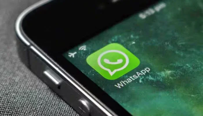 WhatsApp tests new floating navigation bar on Android