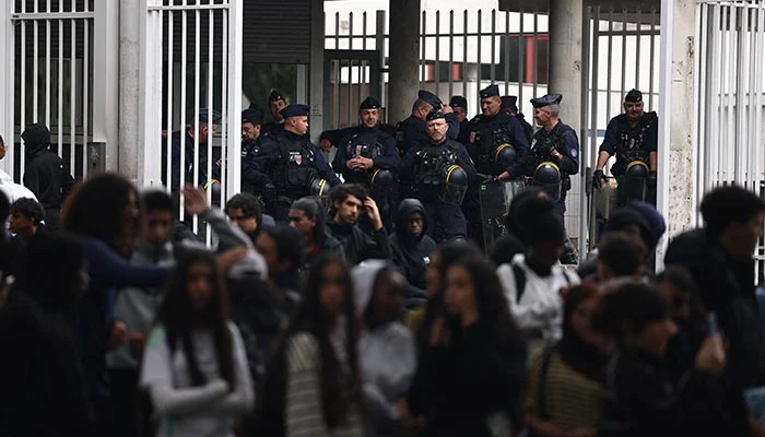 Injuries and arrests as high school students keep up blockade of French schools