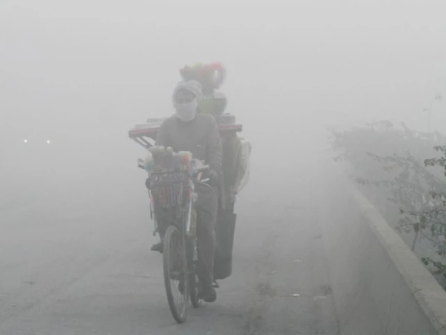 ‘Very unhealthy’ 210 air quality score chokes Lahore