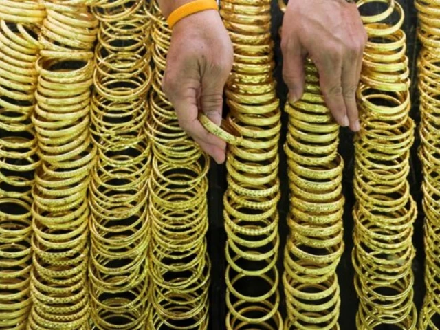 Gold falls on US inflation fears