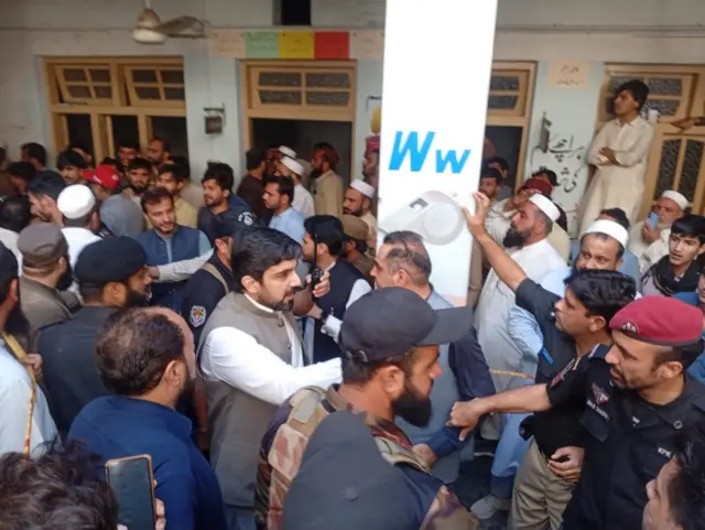 پشاور میں سکول کی چھت گرنے سے ہلاکتوں کی تعداد 29 ہو گئی: ’مرنے والوں میں 28 بچے شامل، 19 زخمی ہوئے‘