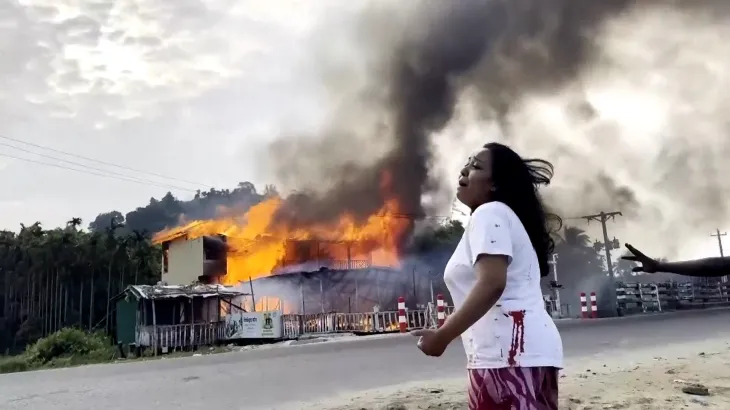 Ten killed in fire at beach resort in Bangladesh