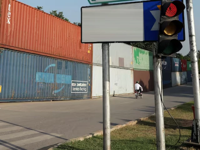 Cable theft leaves 33 traffic signals dysfunctional across Karachi