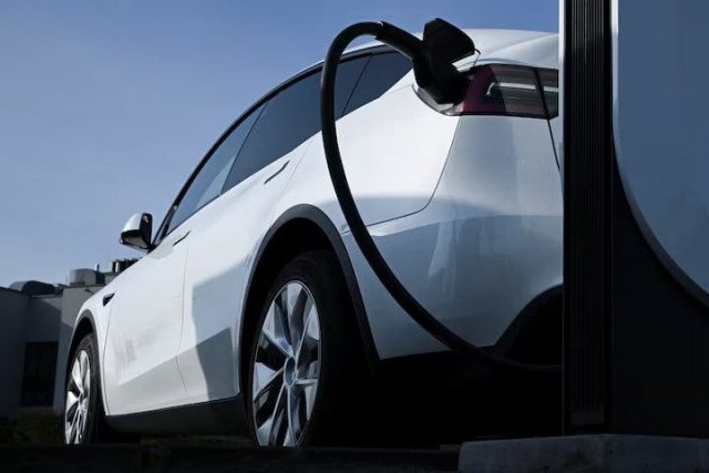 Twin cities shift gears to electric vehicles