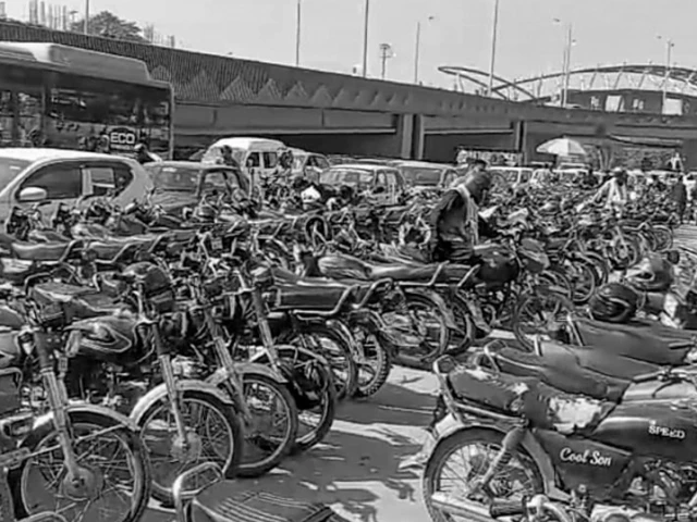 Illegal parking returns to district courts