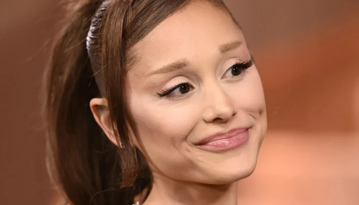 Ariana Grande ditches signature ponytail for sleek, retro bob