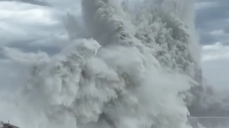 Typhoon Champi unleashes huge waves along Taiwan’s coast