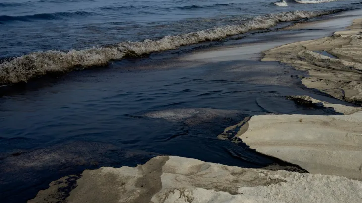 Oil slick from tanker in Hormuz Strait washes up on UAE beaches